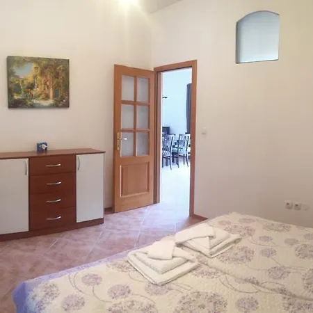 Flora Apartment